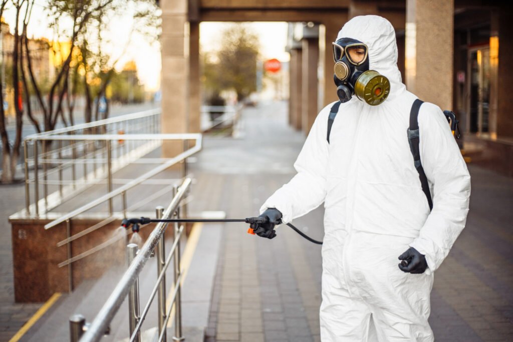 فني من شركة مكافحة حشرات في ابوظبي يقوم برش الحشرات داخل وخارج المنزل لضمان نتيجة فعّالة.